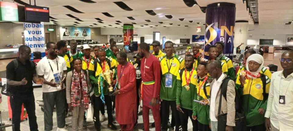 KIGALI 2022: Accueil de l'équipe nationale par le Maire de Yène à l'AIBD - Image 2