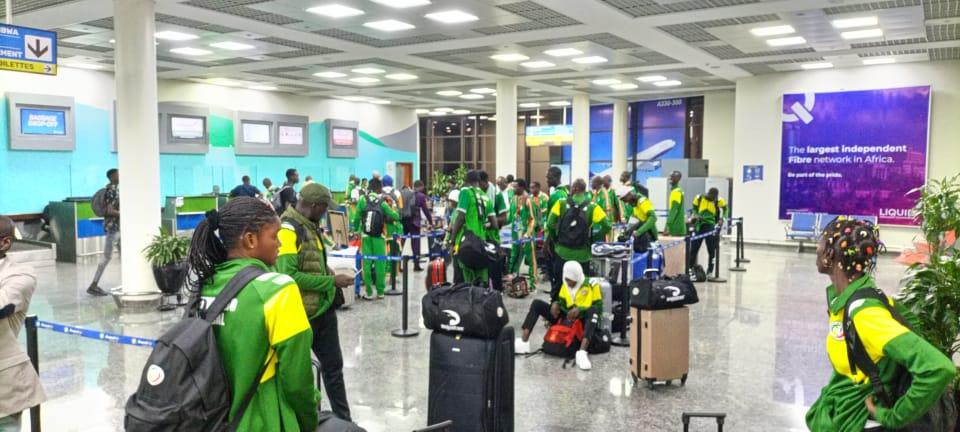 KIGALI 2022: Accueil de l'équipe nationale par le Maire de Yène à l'AIBD - Image 3